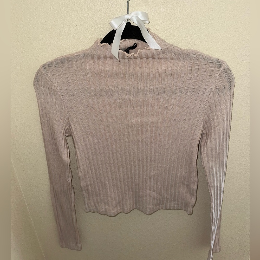 Forever 21 beige ribbed turtleneck with scalloped edges.🍂 Size M.